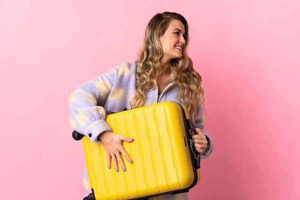 Mujer Brasileña Joven Aislada Sobre Fondo Rosa Vacaciones Con Maleta — Foto de Stock