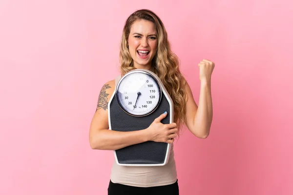 Joven Brasileña Aislada Sobre Fondo Rosa Con Pesadora Haciendo Gesto — Foto de Stock