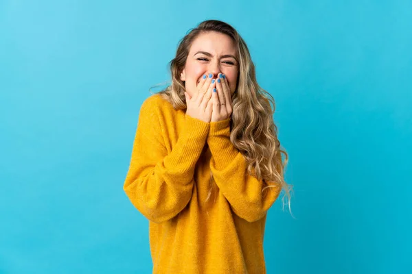 Joven Brasileña Aislada Sobre Fondo Azul Feliz Sonriente Cubriendo Boca —  Fotos de Stock