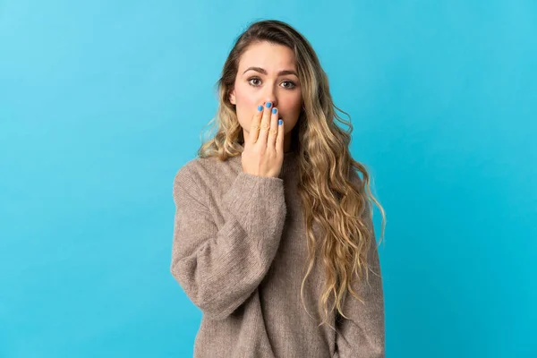 Mujer Brasileña Joven Aislada Sobre Fondo Azul Cubriendo Boca Con —  Fotos de Stock