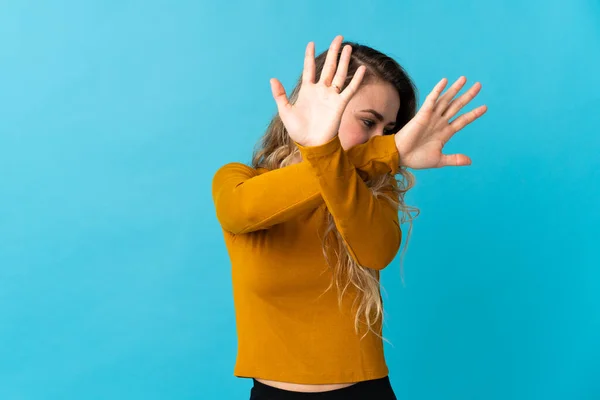 Mujer Brasileña Joven Aislada Sobre Fondo Azul Nerviosa Estirando Las —  Fotos de Stock