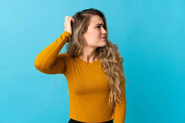 Mujer Brasileña Joven Aislada Sobre Fondo Azul Teniendo Dudas Mientras —  Fotos de Stock