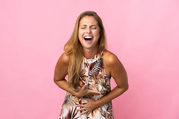 Mulher Brasileira Meia Idade Sobre Fundo Isolado Sorrindo Muito — Fotografia de Stock