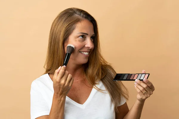 Medelålders Brasilianska Kvinna Isolerad Beige Bakgrund Med Makeup Palett Och — Stockfoto