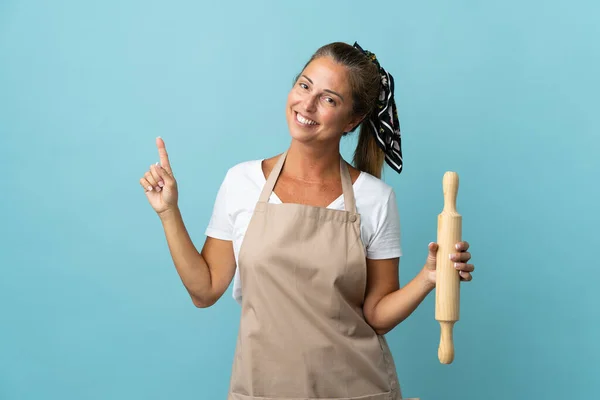 Middelbare Leeftijd Vrouw Chef Kok Uniform Tonen Heffen Van Een — Stockfoto