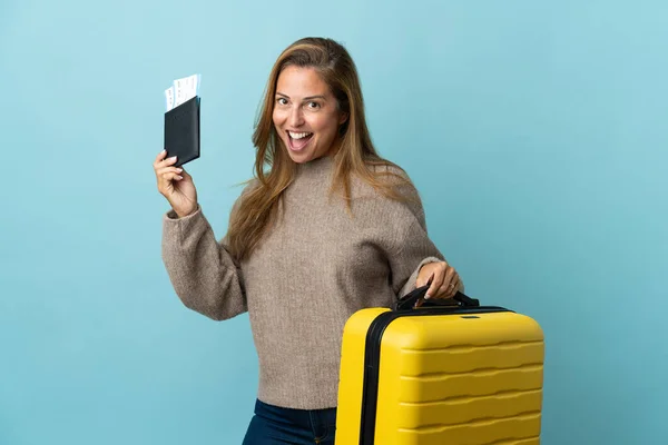 Reiziger Middelbare Leeftijd Vrouw Met Een Koffer Geïsoleerd Blauwe Achtergrond — Stockfoto