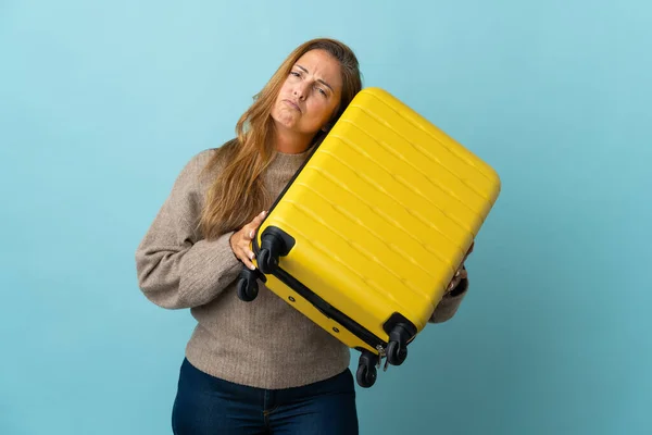 Utazó Középkorú Kezében Egy Bőrönd Elszigetelt Kék Háttér Nyaralás Utazási — Stock Fotó