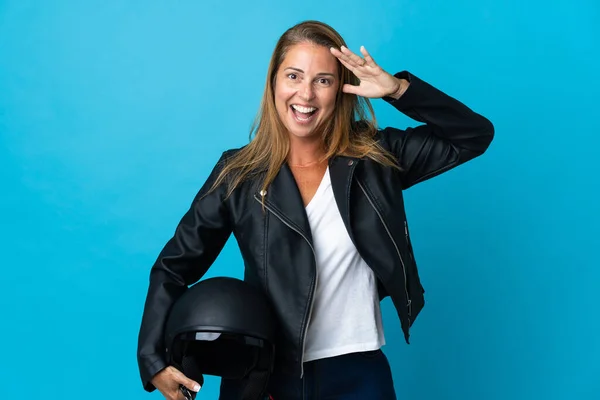 오토바이 헬멧을 여성이 표정으로 배경에 고립되어 — 스톡 사진