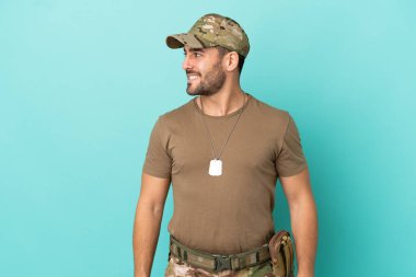 Mavi arka planda izole edilmiş künyeli ordu.