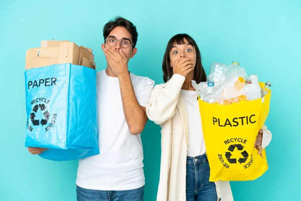 Pareja Joven Sosteniendo Una Bolsa Llena Plástico Papel Para Reciclar —  Fotos de Stock