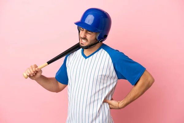 Baseball Hráč Helmou Pálkou Izolované Růžovém Pozadí Trpí Bolestí Zad — Stock fotografie