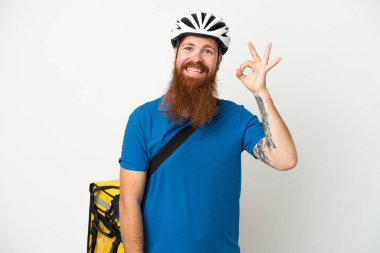 Termal sırt çantalı genç beyaz adam Don White 'ı izole et.