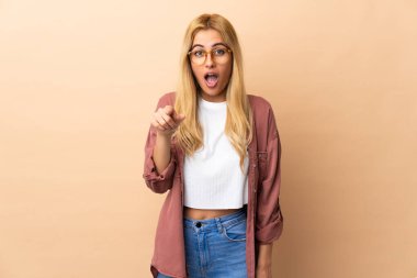 Genç Uruguaylı sarışın kadın izole bir geçmişi var şaşırmış ve ön tarafı işaret ediyor