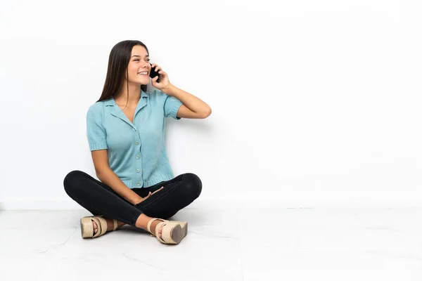 Genç Kız Yerde Oturuyor Cep Telefonuyla Sohbet Ediyor — Stok fotoğraf