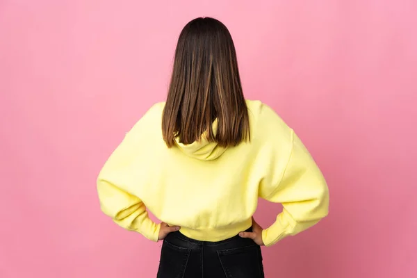 Adolescente Menina Isolada Fundo Rosa Posição Traseira — Fotografia de Stock