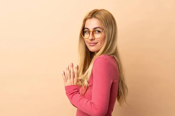 Jonge Uruguayaanse Blonde Vrouw Geïsoleerde Achtergrond Intrigerende Iets — Stockfoto