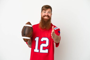 Beyaz arka planda izole edilmiş beyaz arka planda ragbi oynayan Kafkasyalı genç adam iyi bir anlaşma için el sıkışıyor.