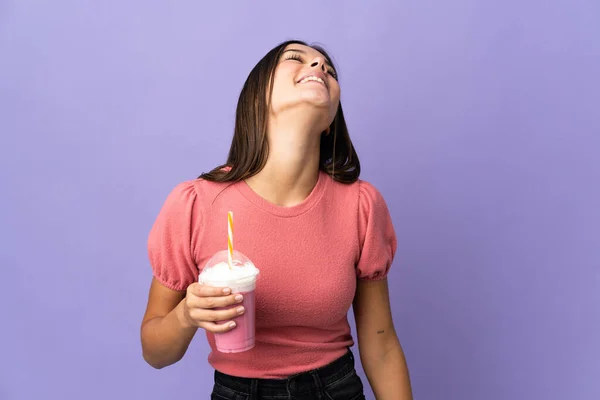 Adolescente Menina Segurando Milkshake Morango Rindo — Fotografia de Stock