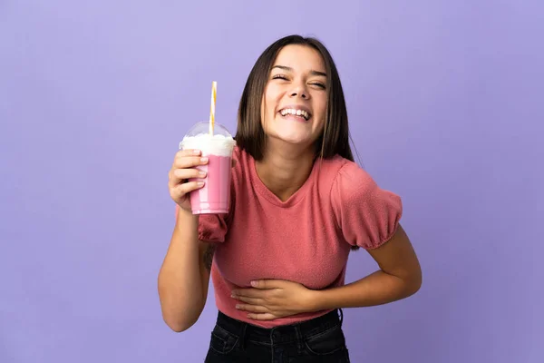 Έφηβος Κορίτσι Κρατώντας Ένα Μιλκσέικ Φράουλα Χαμογελώντας Πολύ — Φωτογραφία Αρχείου