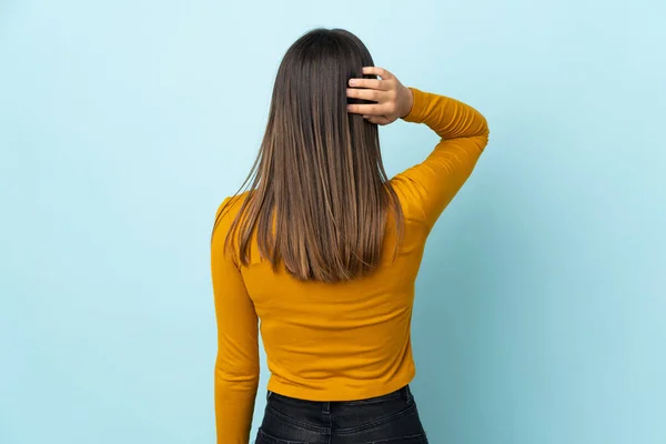 Teenager Girl Isolated Blue Background Back Position Thinking — Fotografia de Stock