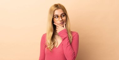 Genç Uruguaylı sarışın kadın, izole edilmiş geçmişinde şüphe ve kafa karıştırıcı bir ifade var.