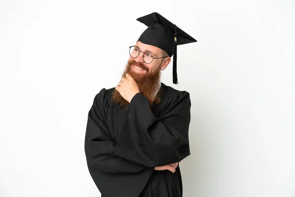 Jovem Universitário Graduado Homem Avermelhado Isolado Fundo Branco Olhando Para — Fotografia de Stock