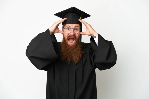 Fiatal Egyetemi Diplomás Vöröses Férfi Elszigetelt Fehér Háttérrel Meglepetés Kifejezés — Stock Fotó
