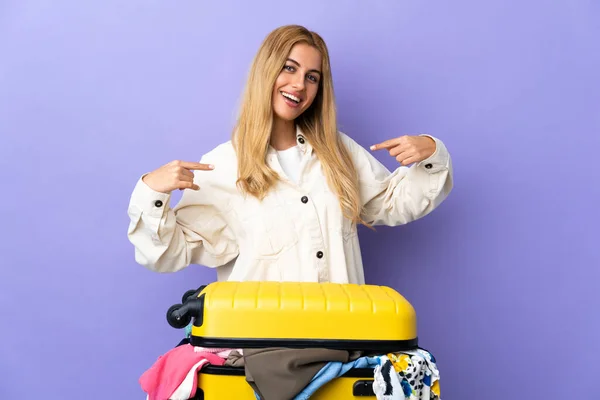 Молода Уругвайська Блондинка Валізою Одягом Ізольованій Фіолетовій Стіні Горда Самозадоволена — стокове фото