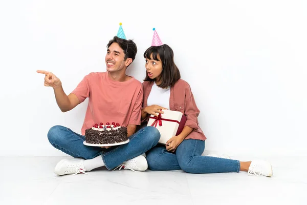 Pareja Joven Raza Mixta Celebrando Cumpleaños Sentada Suelo Aislada Sobre —  Fotos de Stock