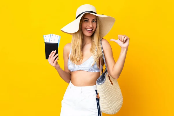 Junge Uruguayische Blonde Frau Badeanzug Mit Pass Vor Isoliertem Gelben — Stockfoto