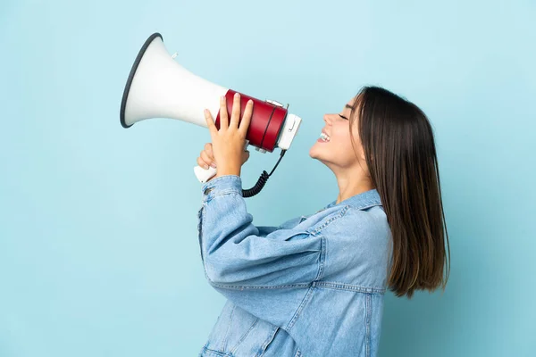 Tiener Meisje Geïsoleerd Gele Achtergrond Schreeuwen Door Een Megafoon Aan — Stockfoto