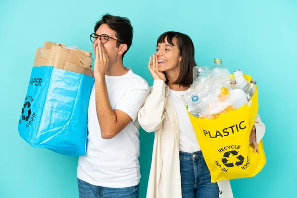 Pareja Joven Sosteniendo Una Bolsa Llena Plástico Papel Para Reciclar —  Fotos de Stock