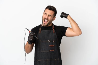 Dövme sanatçısı beyaz arka planda izole edilmiş güçlü bir hareket yapıyor.