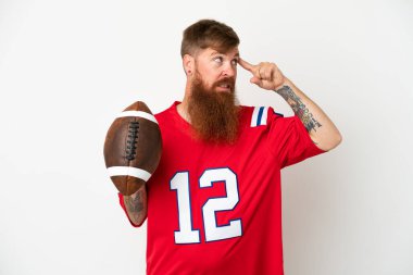 Beyaz arka planda ragbi oynayan Kafkasyalı genç adamın şüpheleri ve düşünceleri var.