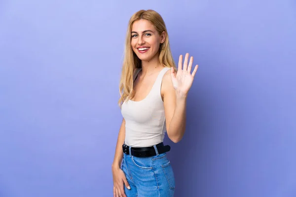 Ung Uruguayansk Blond Kvinna Över Isolerad Bakgrund Hälsning Med Handen — Stockfoto