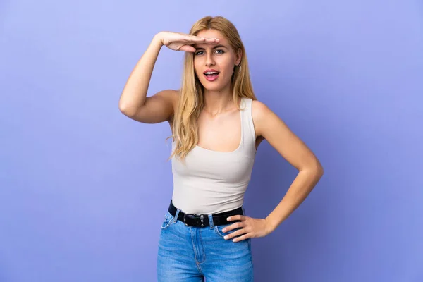 Ung Uruguayansk Blond Kvinna Över Isolerad Bakgrund Tittar Långt Borta — Stockfoto