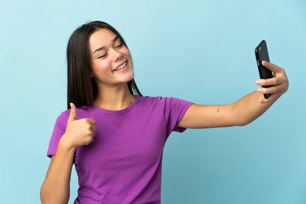 Teenager Girl Isolated Pink Background Making Selfie Mobile Phone — Fotografia de Stock