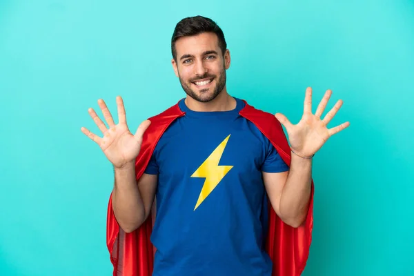 Super Héroe Caucásico Hombre Aislado Sobre Fondo Azul Contando Diez — Foto de Stock