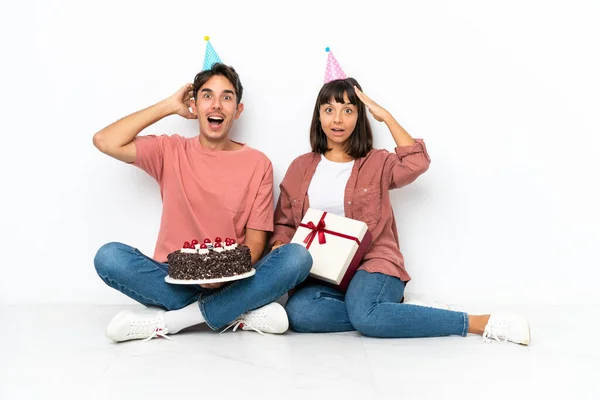 Pareja Joven Raza Mixta Celebrando Cumpleaños Sentada Suelo Aislada Sobre —  Fotos de Stock