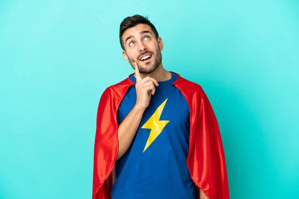 Super Herói Caucasiano Homem Isolado Fundo Azul Pensando Uma Ideia — Fotografia de Stock