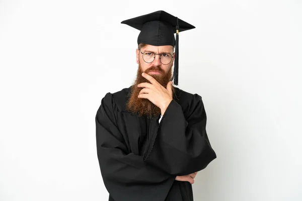 Junger Universitätsabsolvent Rötlicher Mann Auf Weißem Hintergrund Isoliert — Stockfoto