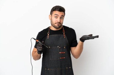 Dövme sanatçısı beyaz arka planda izole edilmiş ve ellerini kaldırırken şüpheleri var