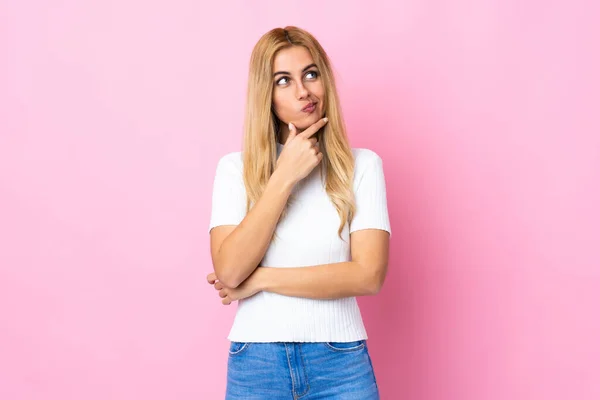 Joven Mujer Rubia Uruguaya Sobre Fondo Rosa Aislado Mirando Hacia —  Fotos de Stock