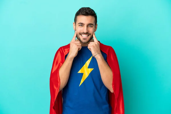 Super Héroe Caucásico Hombre Aislado Sobre Fondo Azul Sonriendo Con — Foto de Stock