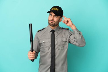 Mavi arka planda kalan genç güvenlik görevlisinin şüpheleri var.