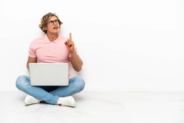 Молодий Білий Чоловік Сидить Підлозі Своїм Ноутбуком Ізольовано Білому Тлі — стокове фото