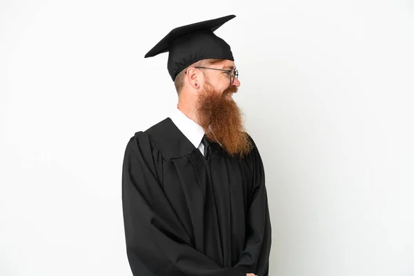 Jonge Universiteit Afgestudeerde Roodachtige Man Geïsoleerd Witte Achtergrond Uitziende Kant — Stockfoto