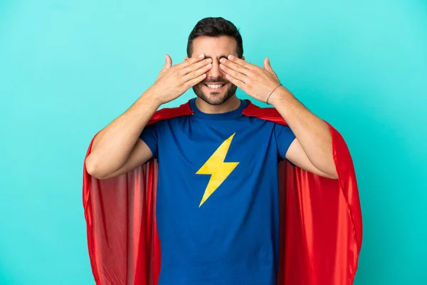 Super Héroe Caucásico Hombre Aislado Sobre Fondo Azul Cubriendo Los — Foto de Stock