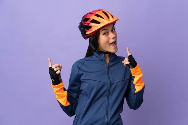 Genç Bisikletçi Kız Parmağını Kaldırarak Çözümü Anlamaya Çalışıyor — Stok fotoğraf
