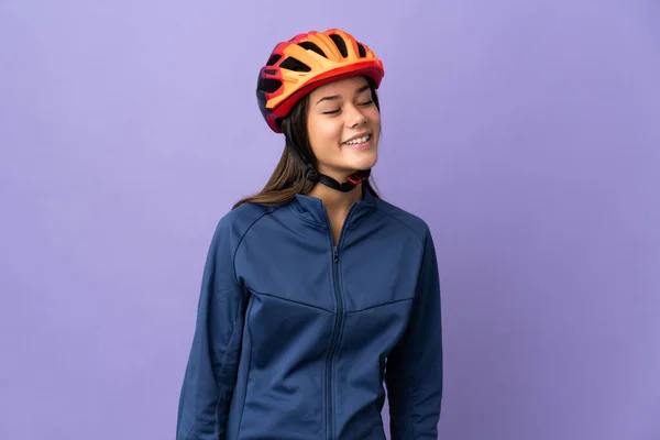 Έφηβος Ποδηλάτης Κορίτσι Κοιτάζοντας Προς Πλάγια Και Χαμογελώντας — Φωτογραφία Αρχείου